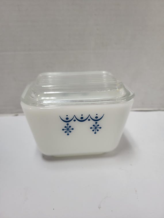 Pyrex Snowflake Garland 501 Refrigerator Dish
