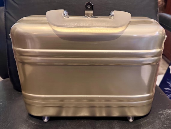 Halliburton attaché case with key