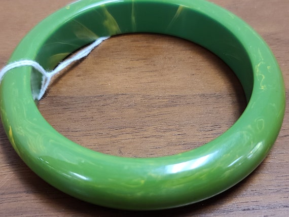 Bakelite green swirl bangle bracelet