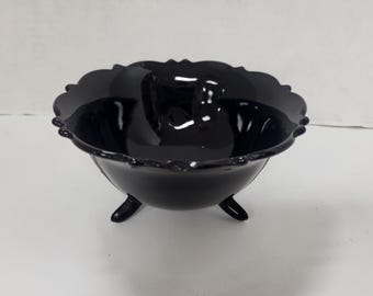 Fotad svart glasskål