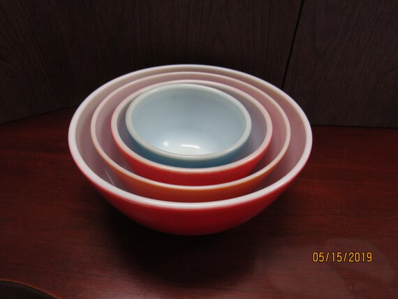 Pyrex mixing bowls set of four