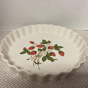 Sheffield Strawberries N Cream Pie Plate