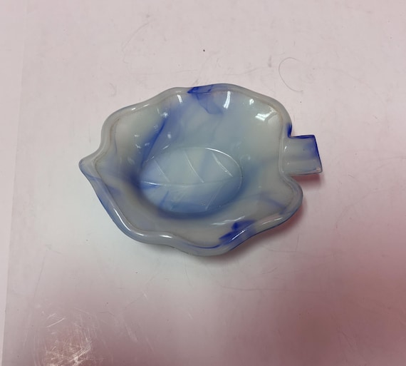 Akro Agate Clamshell Slag Glass Leaf Ashtray
