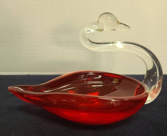 Red art glass swan bowl