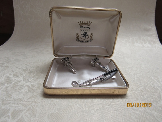 Vintage golf club cufflinks and tie clasp