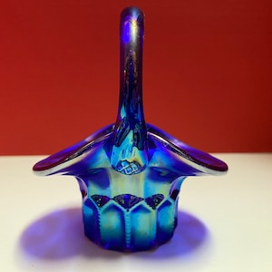 Może przedstawiać: Mały, niebieski, tęczowy koszyk ze szkła z uchwytem. Koszyk ma fakturowany wzór i idealnie nadaje się do przechowywania drobnych przedmiotów.