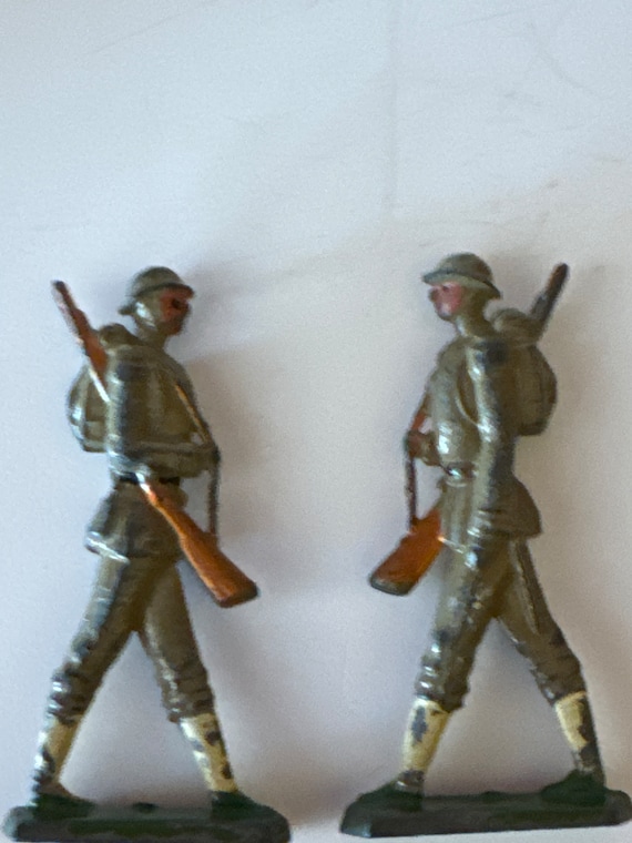 Pair toy soldiers