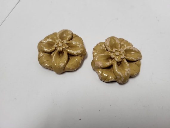 Composite Dogwood Buttons