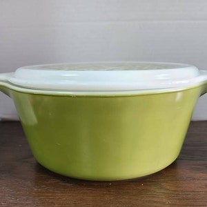 Pyrex Verde Olive #475 casserole dish with lid