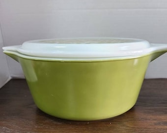 Pyrex Verde Olive #475 casserole dish with lid