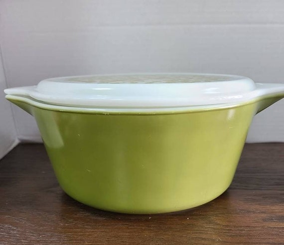 Pyrex Verde Olive #475 casserole dish with lid