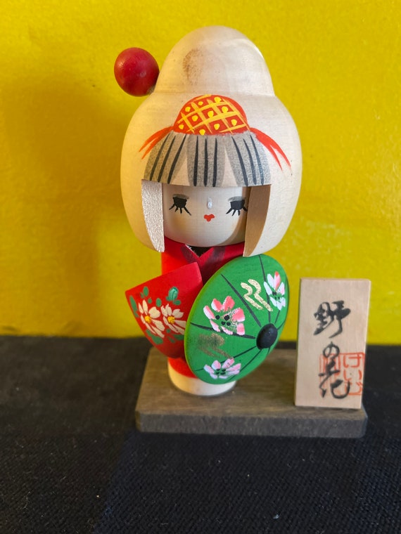 Kokoshi wood doll