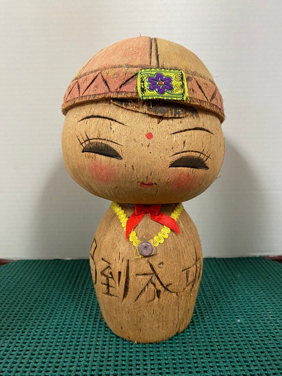 Kokoshi wood doll