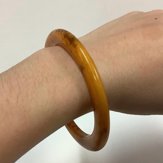 Bakelite Yellow Marbled Bangle - image 4