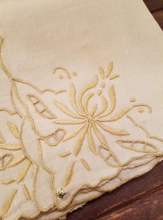 Vintage Beige Embroidered Tablecloth /& Napkin Set