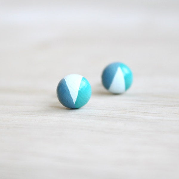 geometric wooden stud earrings - blue dipped // wood stud earrings 8 mm - everyday jewelry, eco-friendly stud earrings