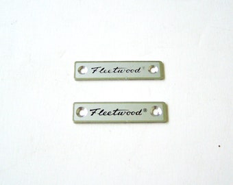 Fleetwood Nähmaschinen Emblem Schilder 2er Set, Vintage Fleetwood Trademark Schilder, Antike Fleetwood Namensschilder, Nähmaschinenteile