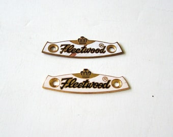 Fleetwood Nähmaschinen-Emblem-Schilder, 2er-Set, Vintage Fleetwood-Markenschilder, antike Fleetwood-Namensschilder, Nähmaschinenteile