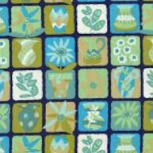 Könnte beinhalten: Ein blaues und grünes Fliesenmuster mit verschiedenen floralen und geometrischen Designs. Die Fliesen sind in einem Raster angeordnet und weisen eine Vielzahl von Farben auf, darunter Blau, Grün, Gelb und Weiß.
