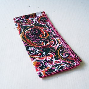 Może przedstawiać: Chusteczka z tkaniny w czarno-biały wzór paisley z różową obwódką. Tkanina ma vintage'owy charakter.