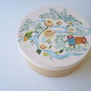 Nähen Begriff Box, Nähen Behälter, dekorative Runde Karton Box, Damen Geschenk, Andenken Container, von Hand bemalt, Sammlerstück