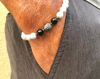 Pulsera elástica de cuentas para hombre - Howlita, Buda de peltre (Huan).