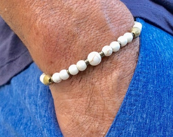 Pulsera de cuentas elásticas de los hombres - Howlite, perlas hechas a mano tibetanas de latón (Benya).