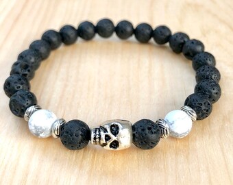 Pulsera de cuentas de lava y howlita para hombre con calavera plateada