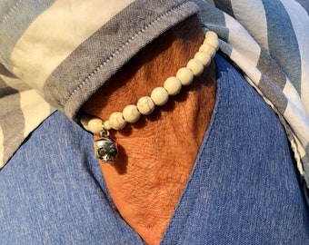 Pulsera elástica de cuentas de piedras preciosas para hombre: Howlita, dije de calavera plateada (Hom).