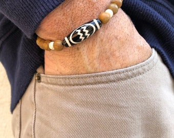 Pulsera elástica de cuentas de piedras preciosas para hombre: jaspe redondo, howlita, hueso espaciador plateado Astrología de Acuario (Acuario).