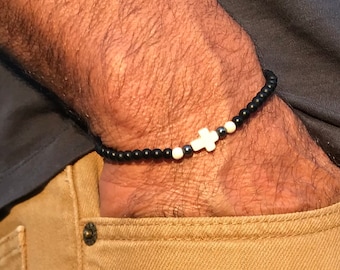 Pulsera elástica de cuentas de piedras preciosas para hombre: Howlita, Cruz (Faith Onyx).
