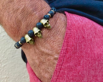 Pulsera de perlas de piedra preciosa elástica de los hombres - Lava, cráneo de latón (Calaca)