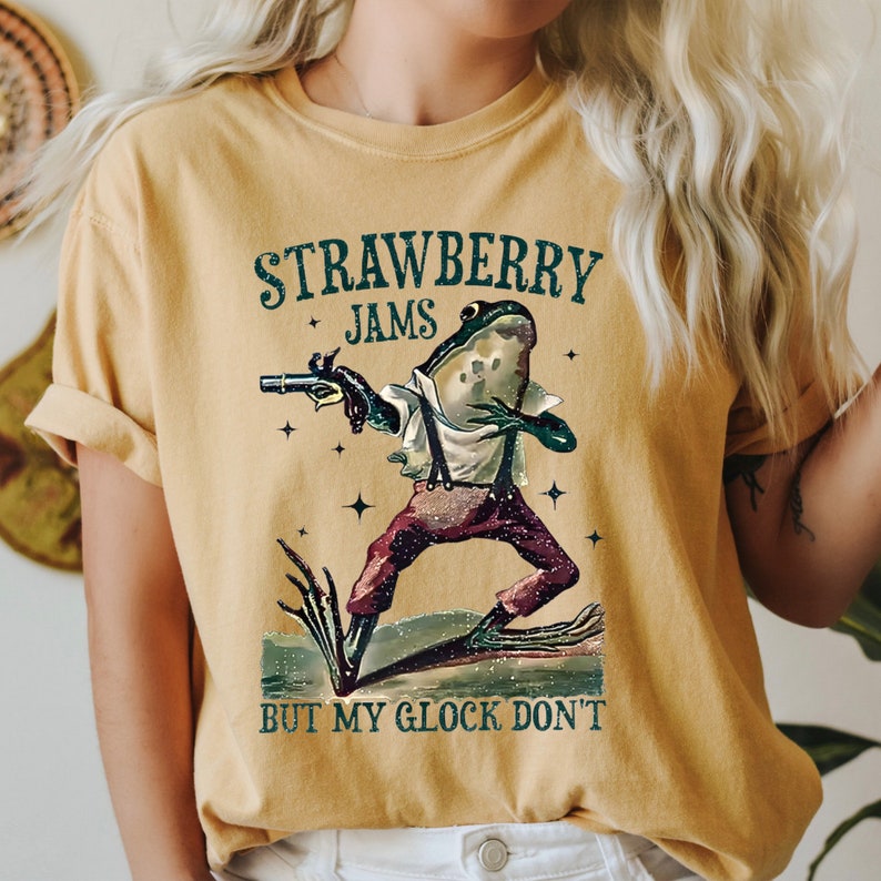 Strawberry Jams But My Glock Don't Shirt, Western Frog Graphic Tee, Gun Tee, Strawberry Jam Sweatshirt, Western Sweatshirt, Vintage Pullover Bild 2