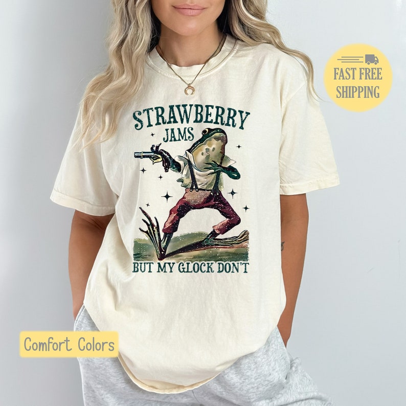 Strawberry Jams But My Glock Don't Shirt, Western Frog Graphic Tee, Gun Tee, Strawberry Jam Sweatshirt, Western Sweatshirt, Vintage Pullover Bild 1