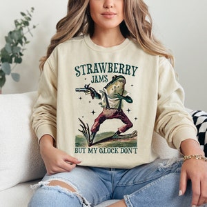 Strawberry Jams But My Glock Don't Shirt, Western Frog Graphic Tee, Gun Tee, Strawberry Jam Sweatshirt, Western Sweatshirt, Vintage Pullover Bild 6