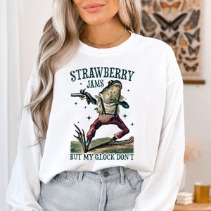 Strawberry Jams But My Glock Don't Shirt, Western Frog Graphic Tee, Gun Tee, Strawberry Jam Sweatshirt, Western Sweatshirt, Vintage Pullover Bild 5