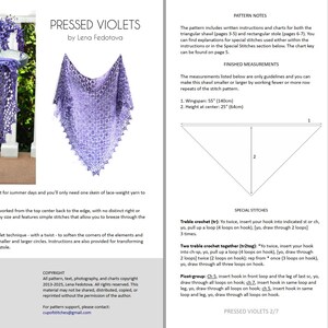 Puede incluir: Un chal triangular lila con un delicado dise&ntilde;o calado. El chal "Pressed Violets" est&aacute; hecho con hilo ligero y presenta un borde festoneado. El patr&oacute;n incluye instrucciones y gr&aacute;ficos para un chal triangular y una estola rectangular, con una envergadura de 140 cm.