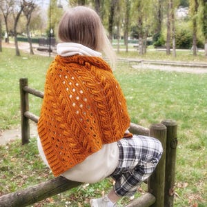 カラメラショールのかぎ針編みパターン PDF | 複雑なかぎ針編みのケーブルとレース | テクスチャードショールデザイン