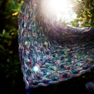 Schema all&#39;uncinetto per scialle Escape in PDF – Progetto facile e consapevole, scialle asimmetrico strutturato, scialle triangolare regolabile