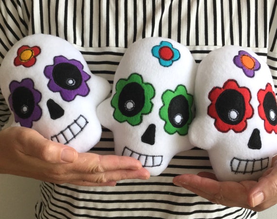 6.12 Inch Day Of The Dead Poly Stone Figurine – Pink Skull, Cosplay & Collectible