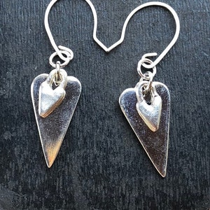Boucles d&#39;oreilles pendantes coeur en argent primitif