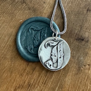 Colgante de plata con inicial, letras góticas, joyería con sello de lacre
