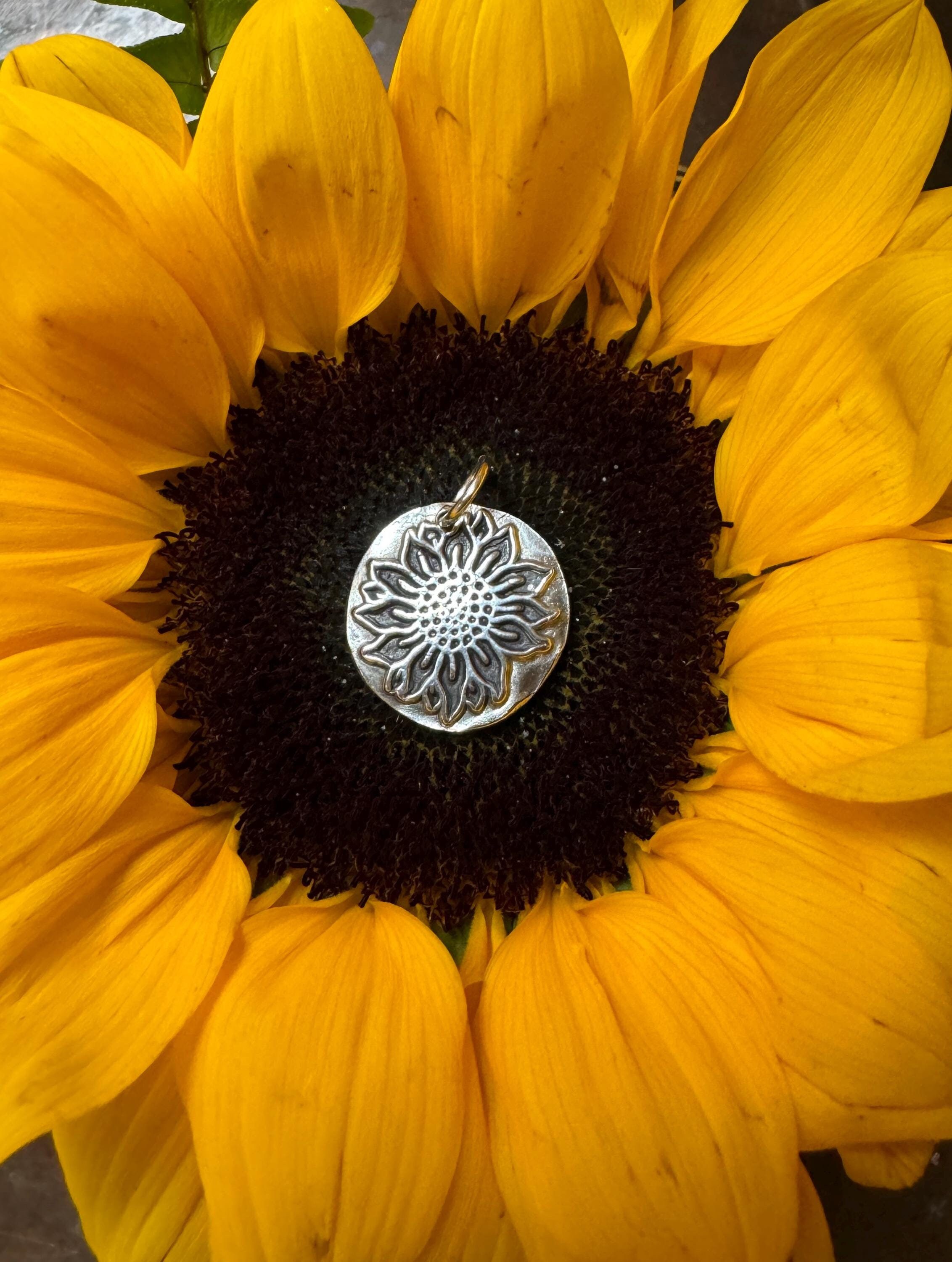 Feinsilber Sonnenblume Anhänger: Handgemachter Blumen Schmuck