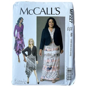 Könnte beinhalten: Nähmuster von McCall's für ein Kleid und eine Jacke. Das Muster ist für die Größen 18W-20W-22W-24W. Das Kleid ist ein Maxikleid mit V-Ausschnitt und einem Bindegürtel in der Taille. Die Jacke ist eine kurze Jacke mit V-Ausschnitt. Das Muster ist auf weißem Papier mit schwarzem Text und Illustrationen gedruckt.