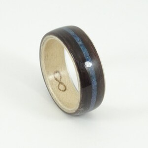 Gebogen houten ring ebbenhout en esdoorn met blauwe lapiz inleg, handgemaakte houten ring in elke Britse of Amerikaanse maat afbeelding 1