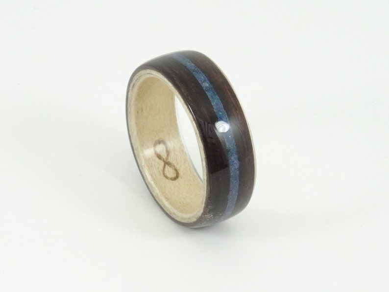 Gebogen houten ring ebbenhout en esdoorn met blauwe lapiz inleg, handgemaakte houten ring in elke Britse of Amerikaanse maat afbeelding 1