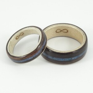 Gebogen houten ring ebbenhout en esdoorn met blauwe lapiz inleg, handgemaakte houten ring in elke Britse of Amerikaanse maat afbeelding 4