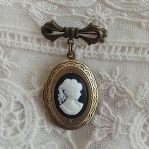 Victorian Cameo Locket, Classic Cameo Brooch, Working Locket, Cameo Brooch Gift, Keepsake Locket, Victorian Locket, Gift Ready, Timeless!