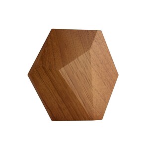 Set de 24 módulos facetados de madera para decoración de pared, 12 lisas 12 facetadas / módulos hexagonales imagen 2