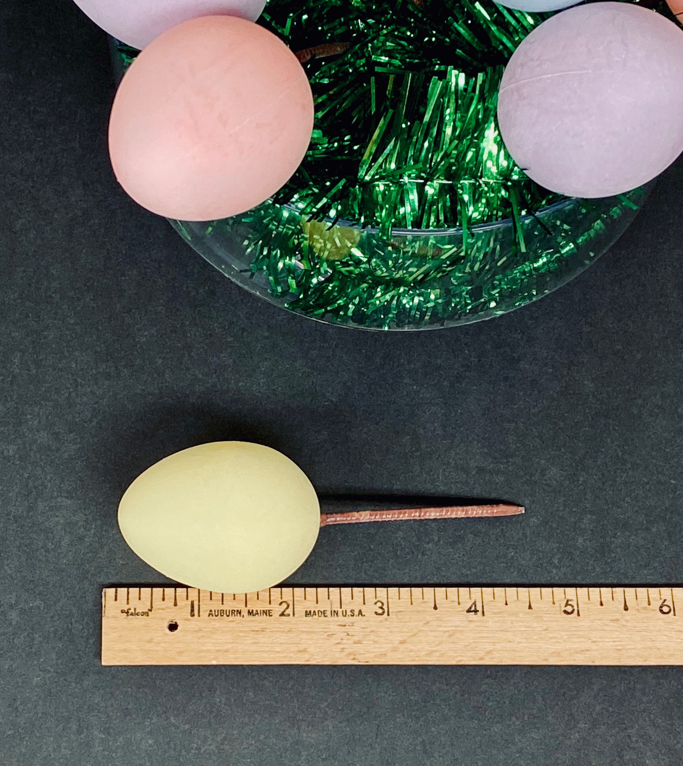 12 huevos de plástico de teñido anudado, 2 1/4 pulgadas x 1 3/4 pulgadas  cada uno, 2 de cada color